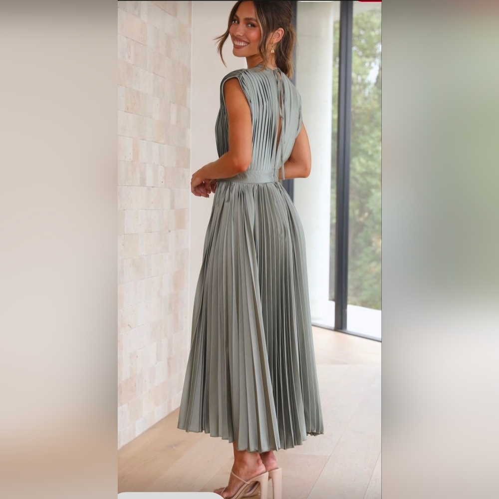 Chic Pleated Maxi Dress in Silver - Picture 2 of 11